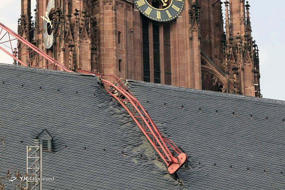 سقوط جرثقیل روی سقف کلیسای جامع در آلمان + عکس