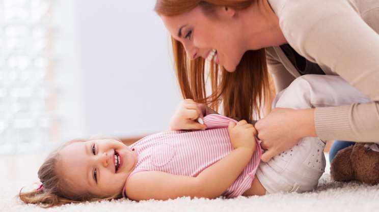 چرا قلقلک دادن بچه ها کار خطرناکی است؟