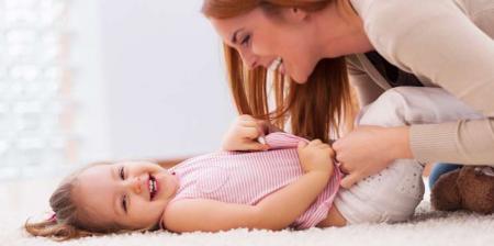 چرا قلقلک دادن بچه ها کار خطرناکی است؟