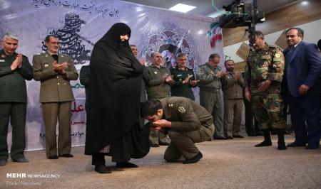 بو‌سه بر چا‌در مادر در جشنواره جوان سرباز + عکس