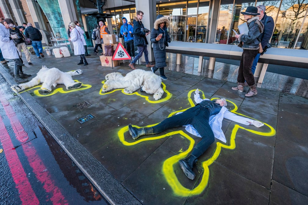 اعتراض نمادین فعالان محیط زیستی در لندن + عکس