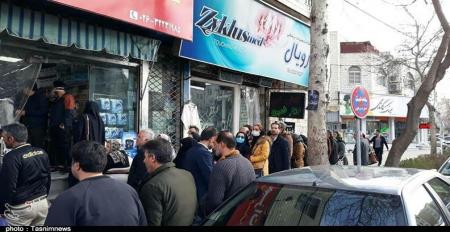 توزیع ماسک‌های احتکار شده بین مردم در کرج + عکس