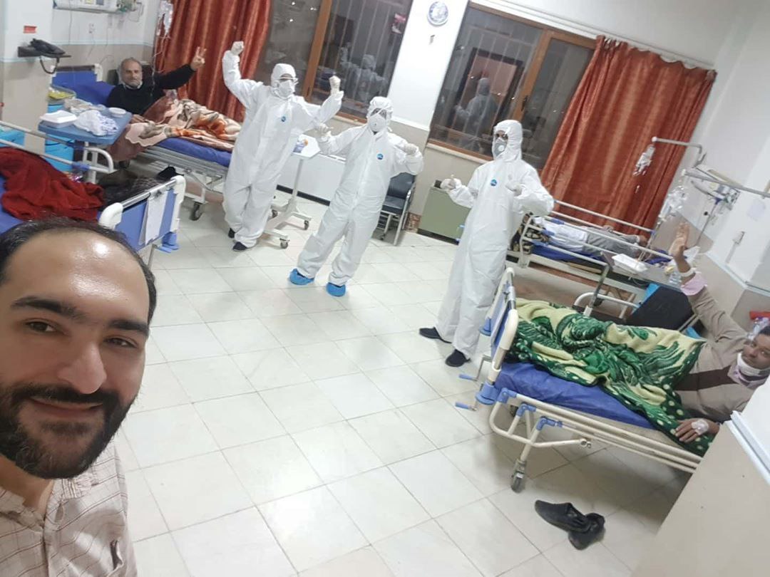 حرکت تعجب آور بیمار مبتلا به کرونا با پرستاران خود در بیمارستان دانشوری! + عکس