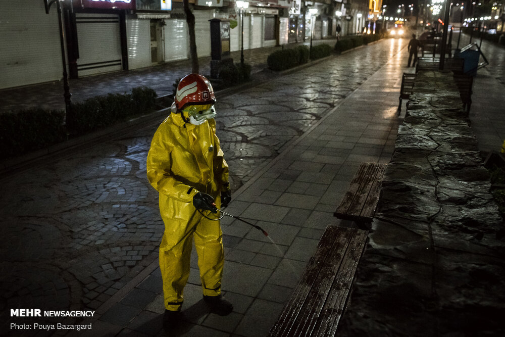 ضد عفونی اماکن عمومی توسط آتش‌نشانان رشت + عکس