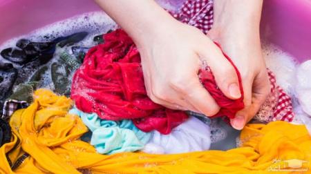 بهترین شیوه برای شستن لباس‌ها از زبان یک کارشناس بهداشت 