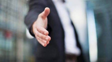  چگونه مؤدبانه از دست دادن با دیگران خودداری کنیم؟ 