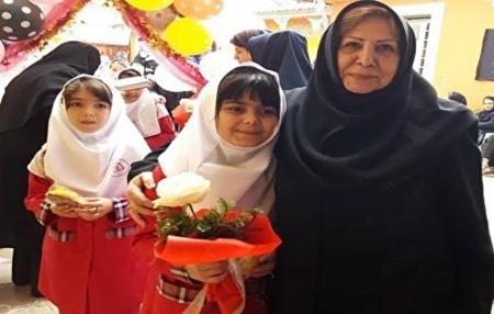 معلم ۶۷ ساله‌ای که با گفتن «آیلاند» معروف شد+ عکس