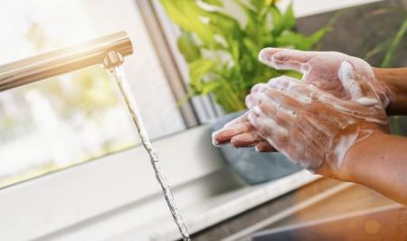 ضد عفونی کردن دست‌ها با کدام بهتر است؛  ژل یا آب و صابون؟