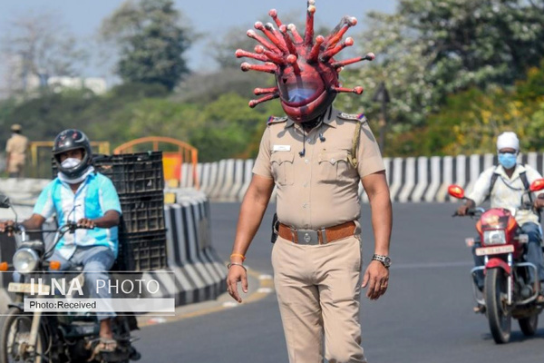 تصویر پلیس هند با کلاه کرونایی 