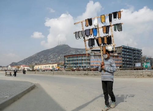 تصویری جالب از فر‌وش ماسک در افغانستان!  + عکس