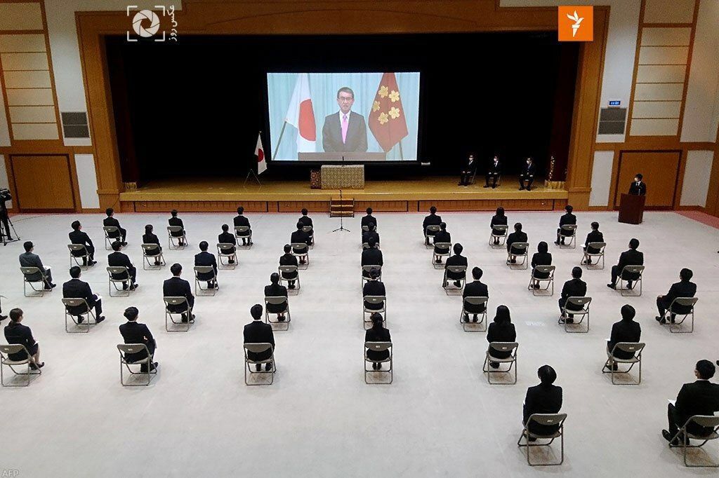 رعایت فاصله اجتماعی در جلسات کارمندان ژاپنی + عکس
