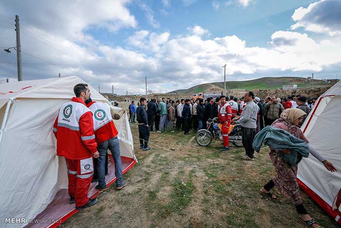 بازدید وزیر بهداشت از مناطق زلزله زده + عکس