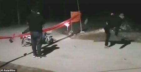 اقدام عجیب نگهبان برای جلوگیری از ورود به روستای قرنطینه شده +عکس