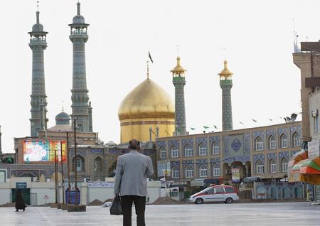 زیارت حرم حضرت معصومه(س) ازپشت درهای بسته 
