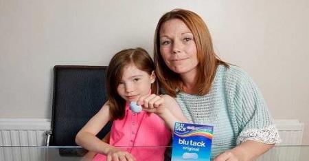 این دختربچه عجیب هر آنچه بر روی زمین باشد می‌خورد! + عکس 