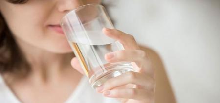 فواید شگفت انگیز نوشیدن آب گرم 
