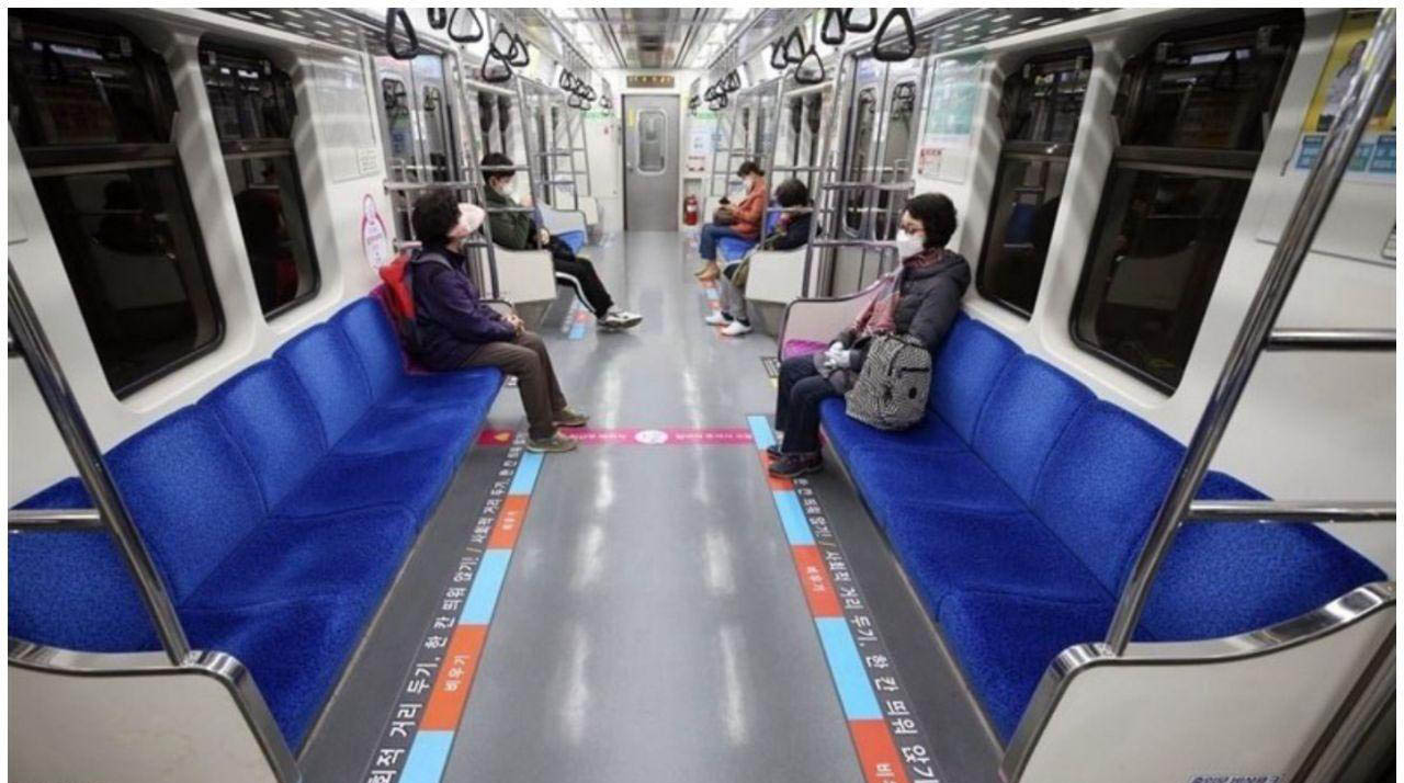 شیوه فاصله‌گذاری مسافران مترو در کره جنوبی + عکس