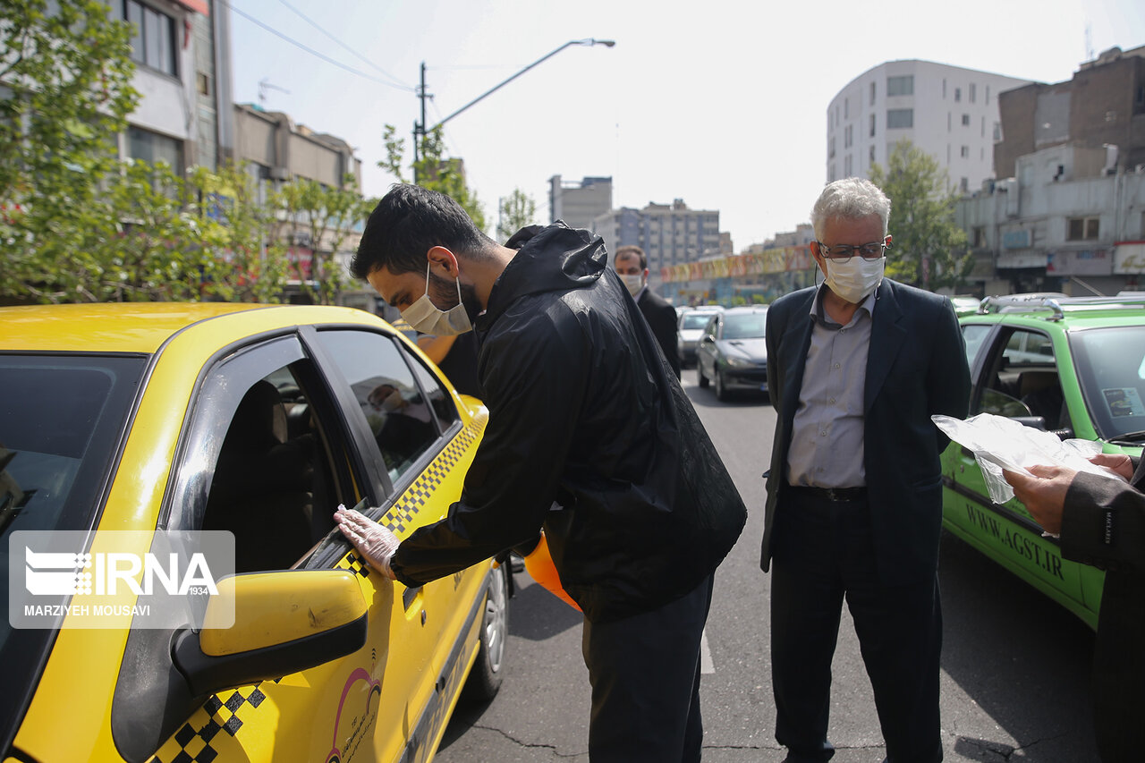 توزیع اقلام بهداشتی بین تاکسیرانان منطقه ۶ تهران + عکس