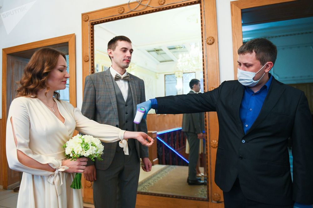 نحوه ورود عروس و داماد به مراسم عروسی در مسکو در ایام کرونا