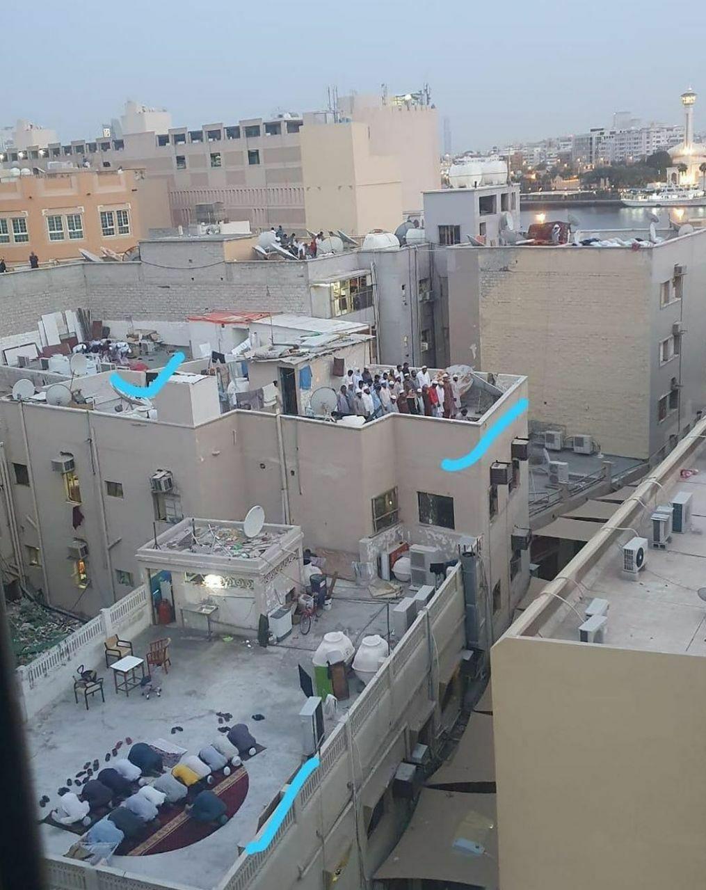 برپایی نماز جماعت روی پشت‌بام‌ها +عکس