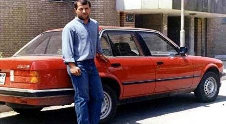 علی پروین در جوانی کنار BMW قرمز رنگش+ عکس