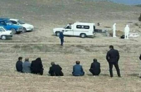  تصویری تأمل برانگیز از دفن یک بیمار کرونایی