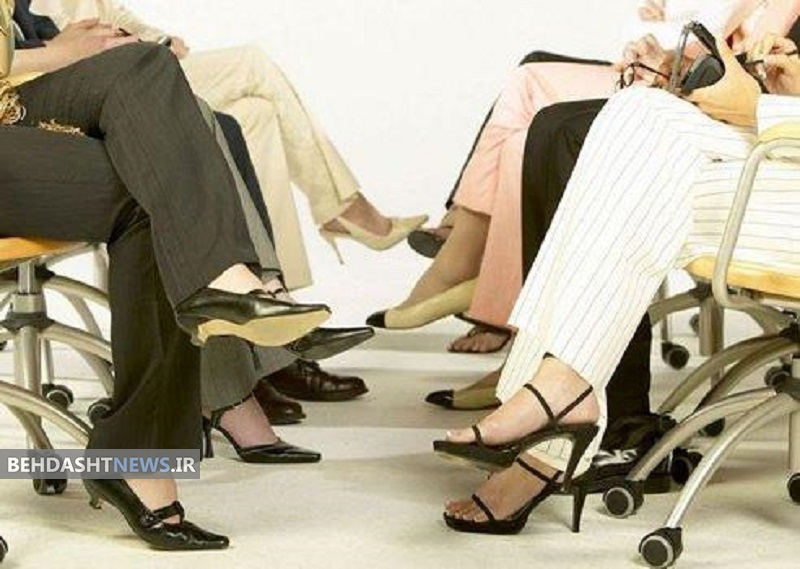 انداختن پاها روی هم هنگام نشستن چه عوارضی دارد؟