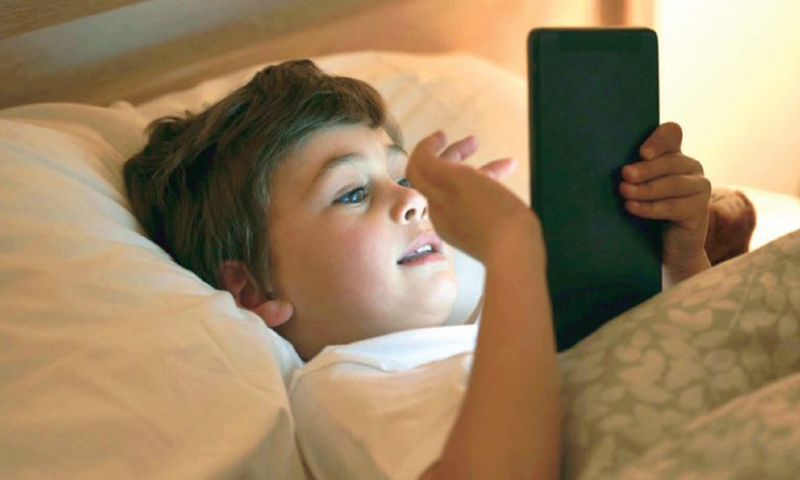 والدین باید استفاده از تبلت و تلفن هوشمند کودکان را محدود کنند