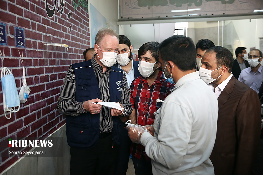 بازدید نماینده سازمان بهداشت جهانی از قرارگاه تولید ماسک + عکس