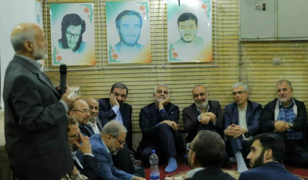 شهید قاسم سلیمانی در افطار آخرین رمضان با فرماندهان سپاه + عکس