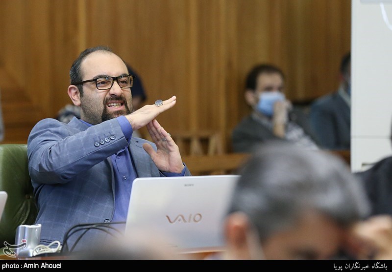 عضو شورای شهر تهران بدون دستکش و ماسک! + عکس