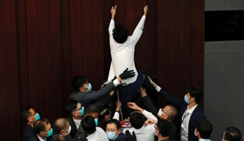 درگیری در پارلمان هنگ‌کنگ + عکس