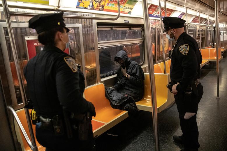پلیس متروی نیویورک در حال بیدار کردن یک مسافر + عکس