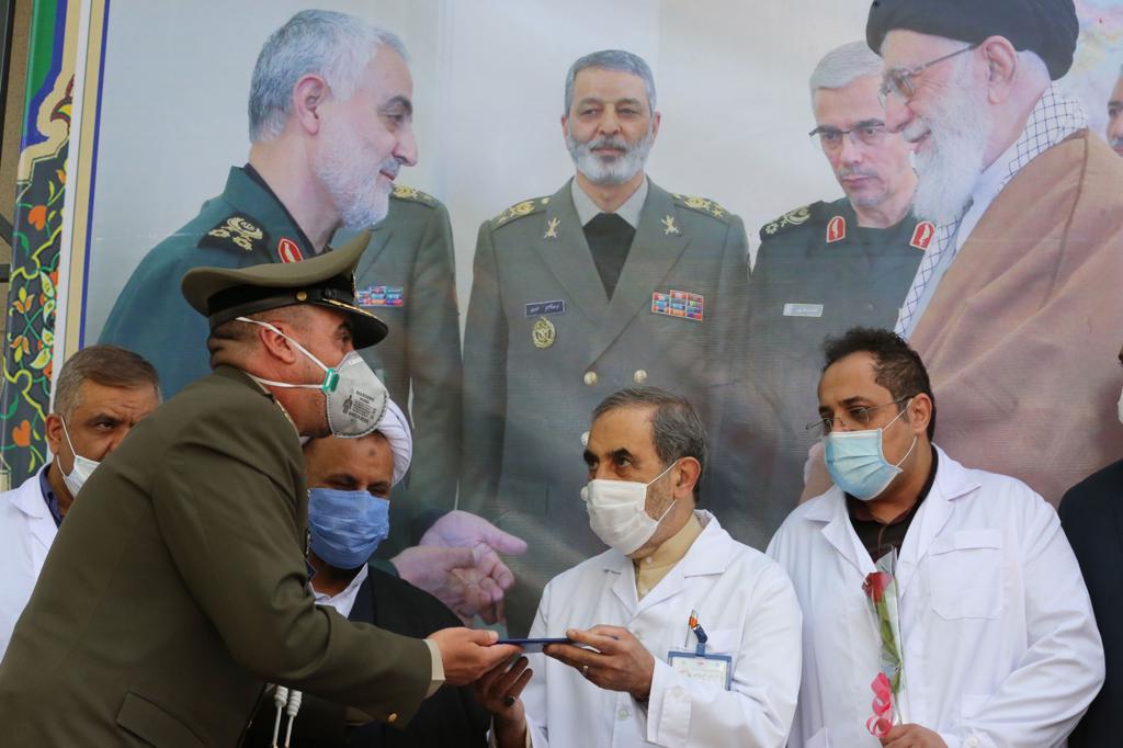 ادای احترام ارتش سرافراز به مدافعان سلامت در بیمارستان مسیح دانشوری + عکس
