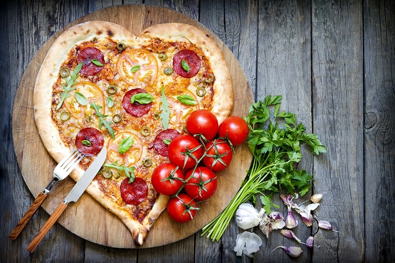 با این روش خوشمزه‌ترین پیتزا پپرونی را در خانه تهیه کنید 