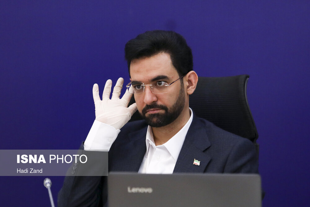 وزیر جوان با دستکش اما بدون ماسک! + عکس