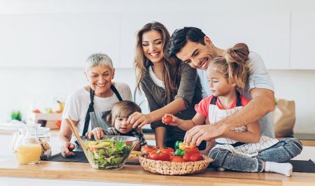به این دلایل تمام خانواده را درگیر آشپزی کنید