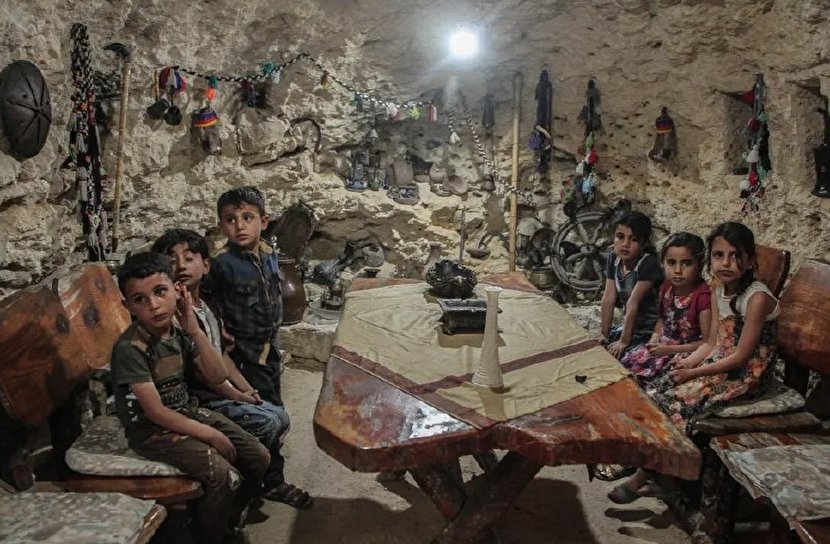 یک غار پناهگاه اسبق و کلاس درس امروز در «ادلب» سوریه + عکس