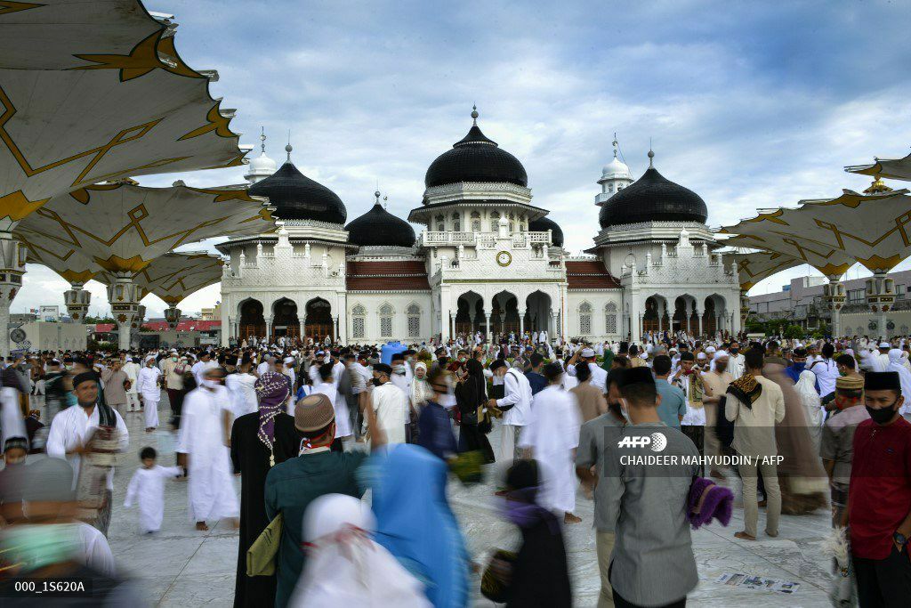 نماز خواندن مسلمانان در مسجد جامع آچه اندونزی + عکس