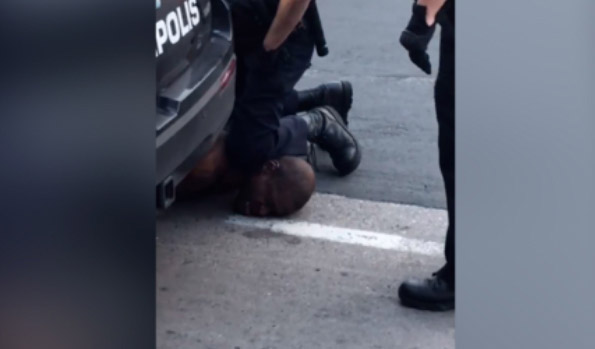 فشار زانوی پلیس آمریکا مرد سیاه پوست را کشت + عکس