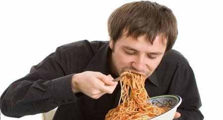 باعجله غذا خوردن باعث چه بیماری‌هایی می‌شود؟