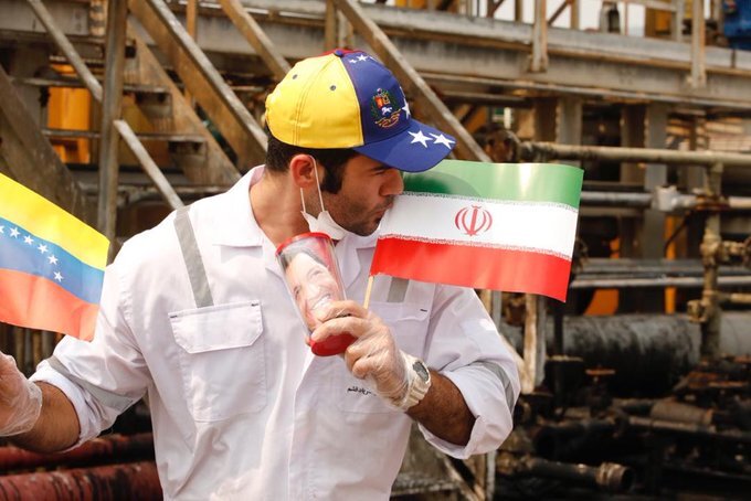 بوسه ملوان ونزوئلایی بر پرچم ایران + عکس