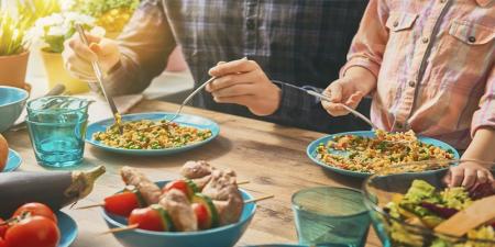 با عجله غذا خوردن چه خطراتی برای سلامتی دارد؟/ اینفوگرافیک