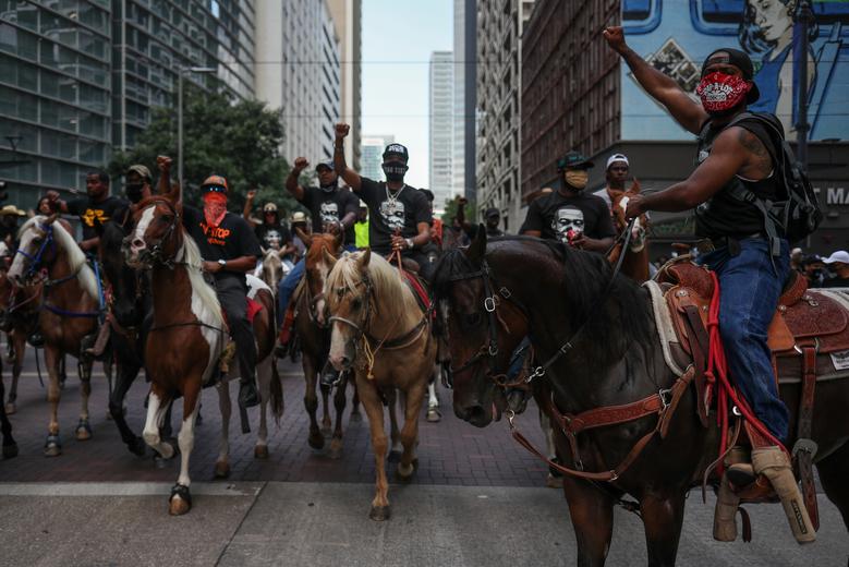 تظاهرات معترضان با اسب در تگزاس + عکس