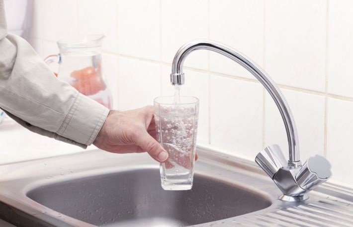 چه موقع آب آشامیدنی معمولی می‌تواند به فرد آسیب برساند؟ 