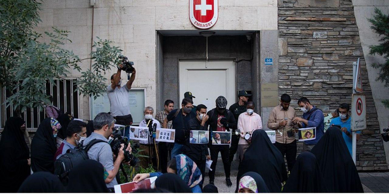 تجمع اعتراضی علیه تبعیض نژادی در آمریکا مقابل سفارت سوئیس در تهران + عکس