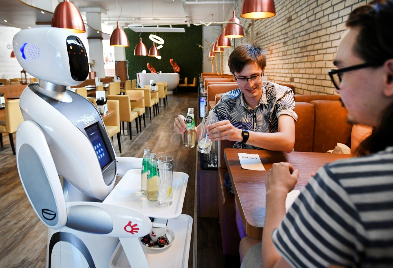 استفاده از ربات در رستوران هلندی + عکس