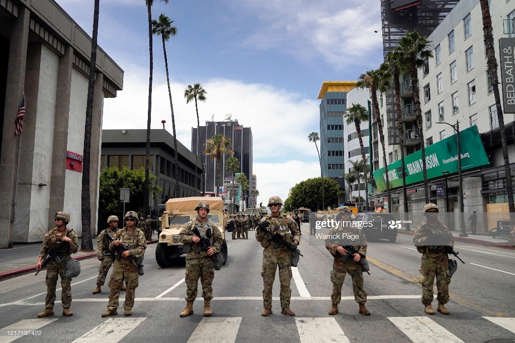 خودروهای زرهی جنگی در خیابان های لس آنجلس! + عکس