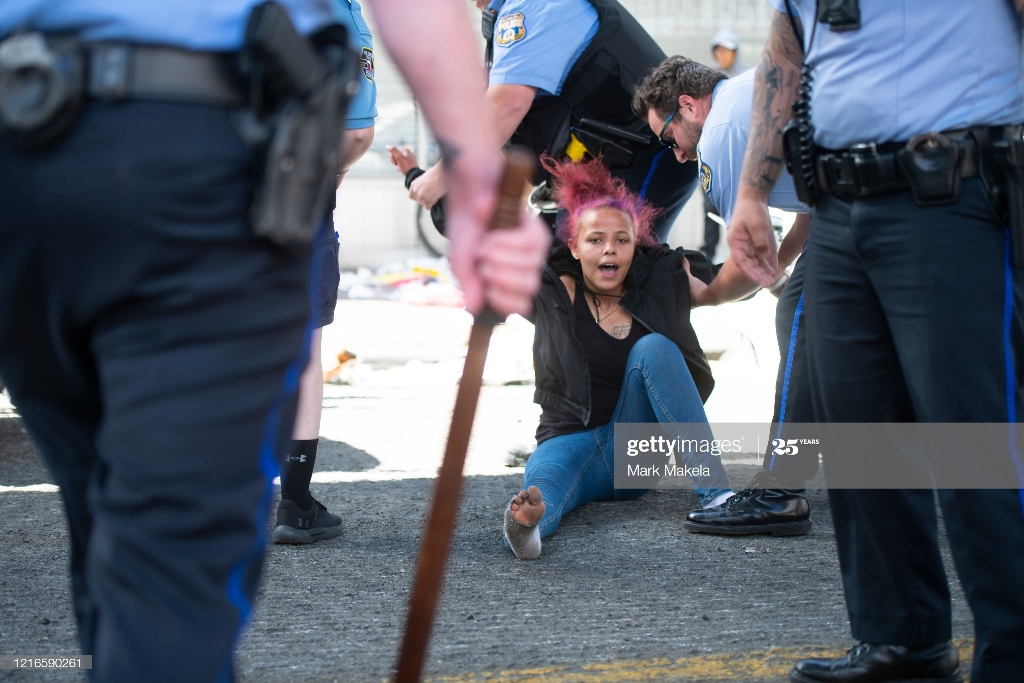 رفتار خشن پلیس آمریکا هنگام بازداشت یک زن معترض + عکس