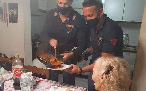 حرکت جالب پلیس ایتالیا پس از تماس یک پیرز‌ن تنها + عکس